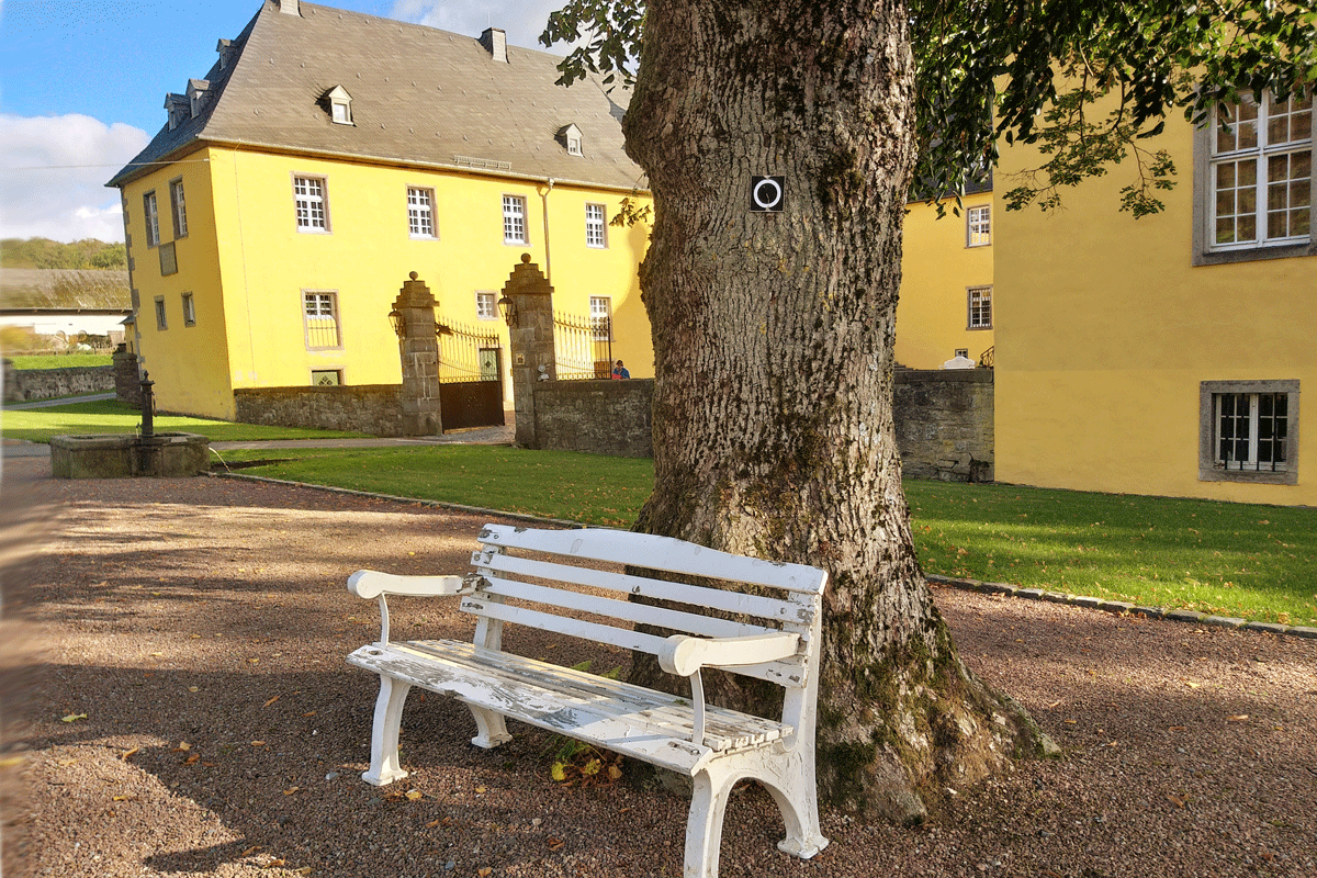 Ruhebank vor dem Schloss Melschede