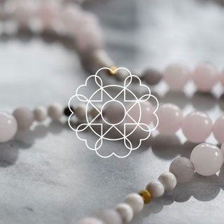 Perlenkette und AYAS Logo Integrale Meditation heute